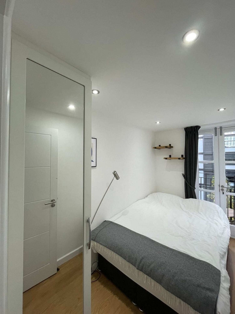 Stunning 3BD Maisonette W/balcony - Old Street!