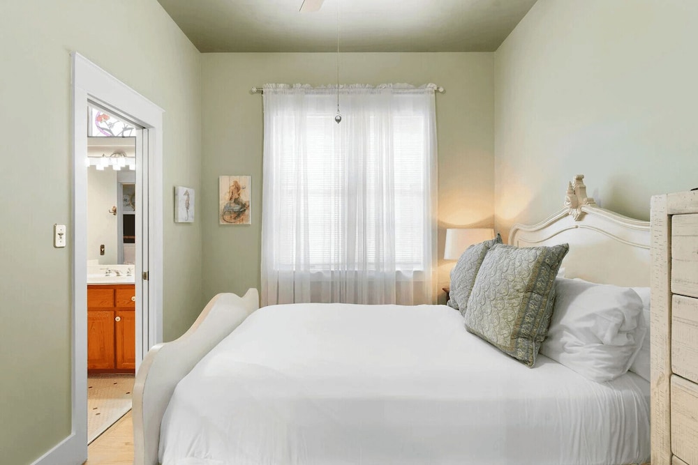 30A Grayt'n Greatful by Avantstay Charming Home+cottage, Walk to Western Lake