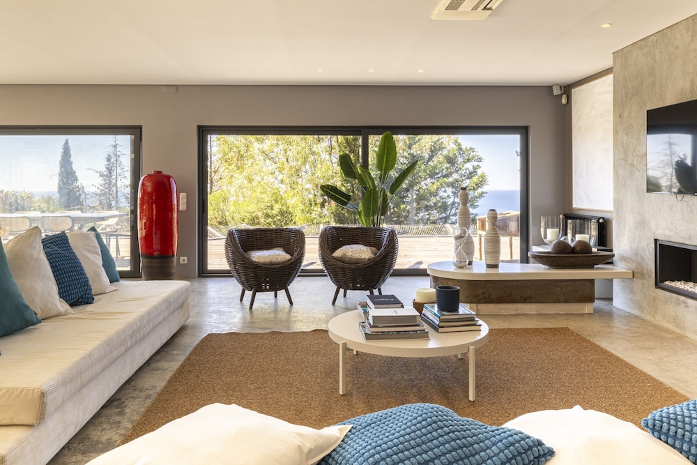 Carmim Villa by Cadenzalux