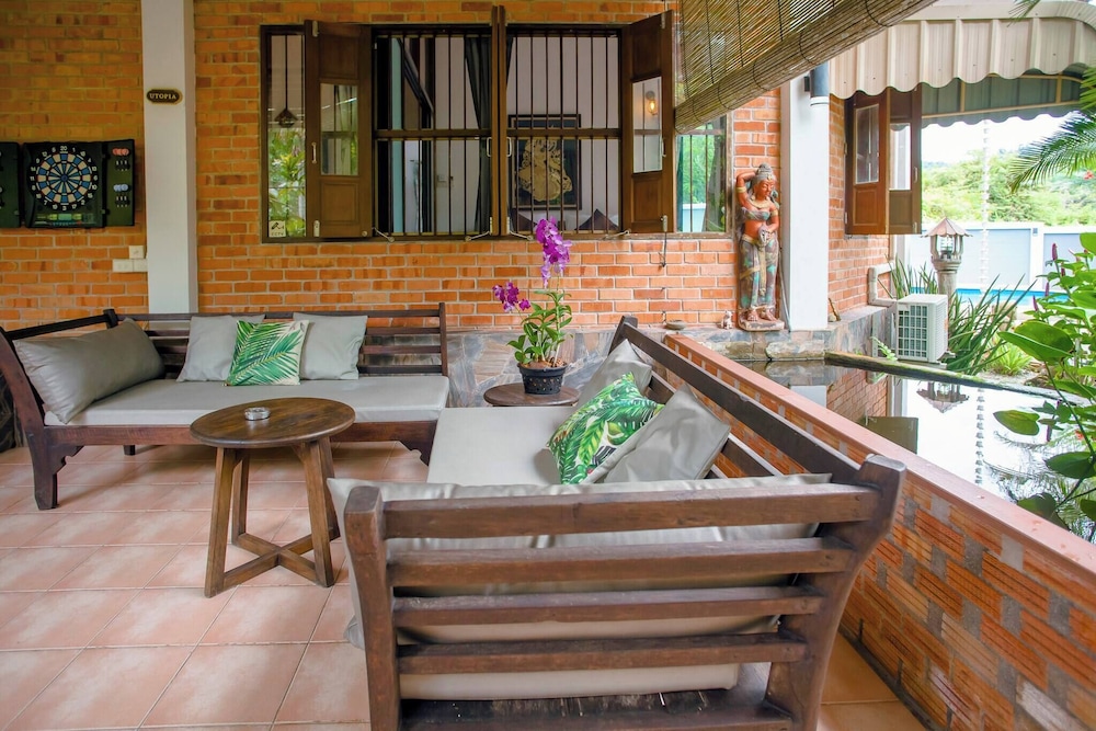 Villa With Private Pool and Mountain Views