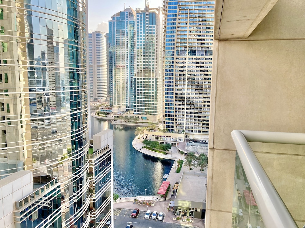 Whitesage - Lakefront Apartment Amidst Parks With Lake Access