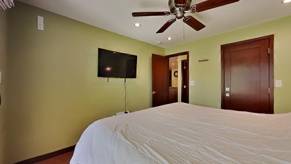 Gorgeous Remodeled Condo With Views Of Mammoth Mountain! by RedAwning