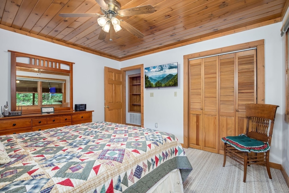 Restoration Retreat At Greenbrier 3 Bedroom Cabin by RedAwning view 3