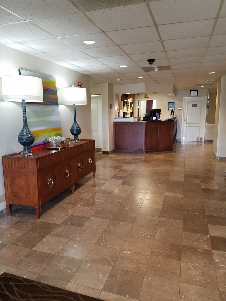 Dillon Vacations - Comfort Inn Laurinburg - Property Image 2