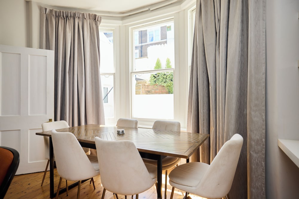 The West Kensington Hideout - Cozy 2bdr Flat With Garden