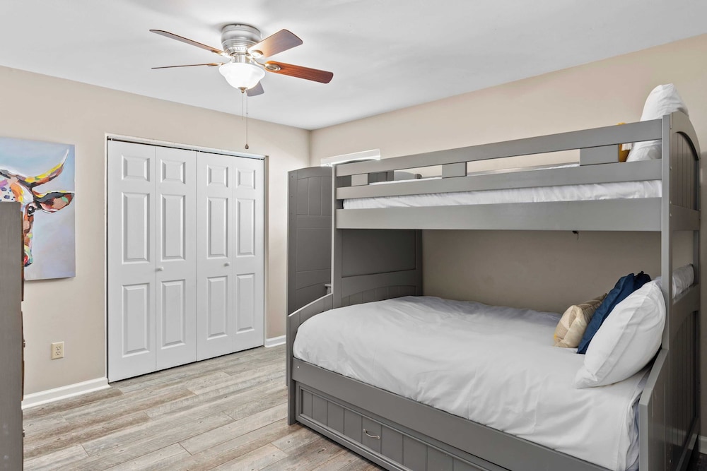 Spacious 3BR w/ Tiki Bar + Shared Pool Walk to Beach, Near 30A & Pier Park