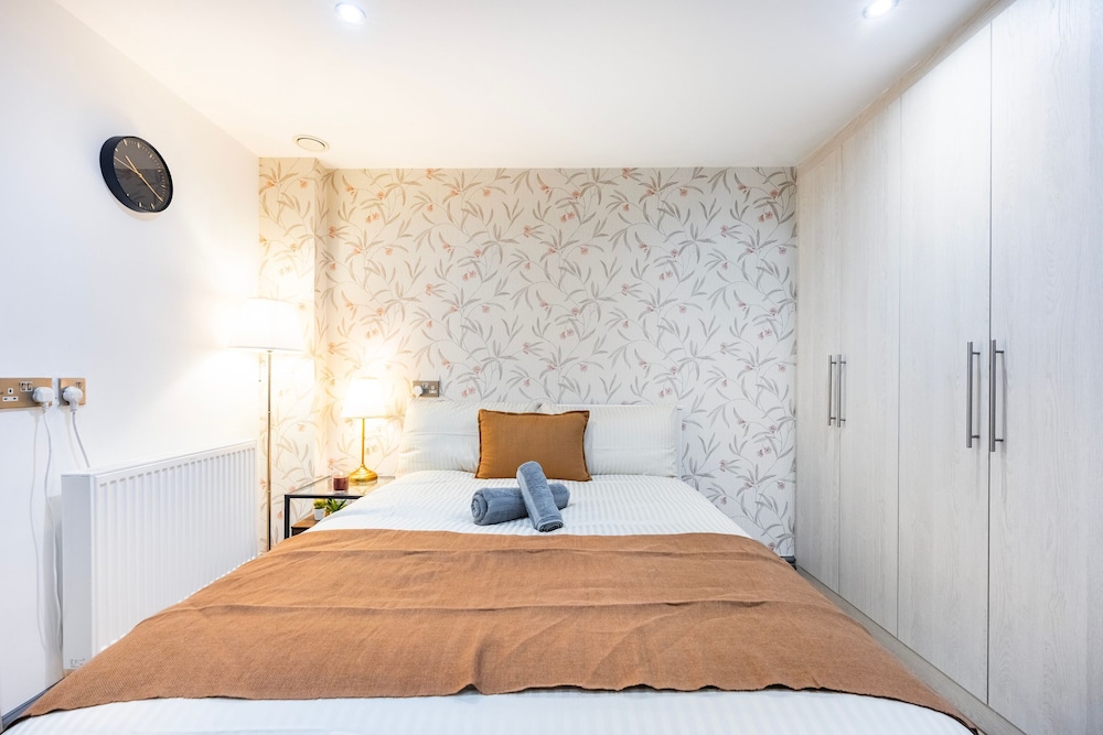 3 Bedroom Apartment by River Thames