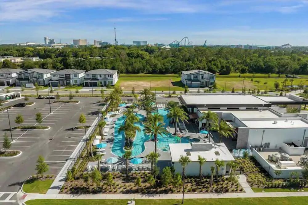 Luxurious 15br Villa With Lake View & Game/theater