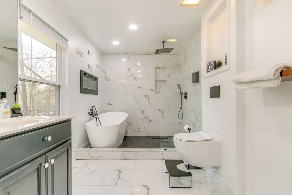 7 Mi to Dtwn Durham: Home w/ Hot Tub & Game Room!