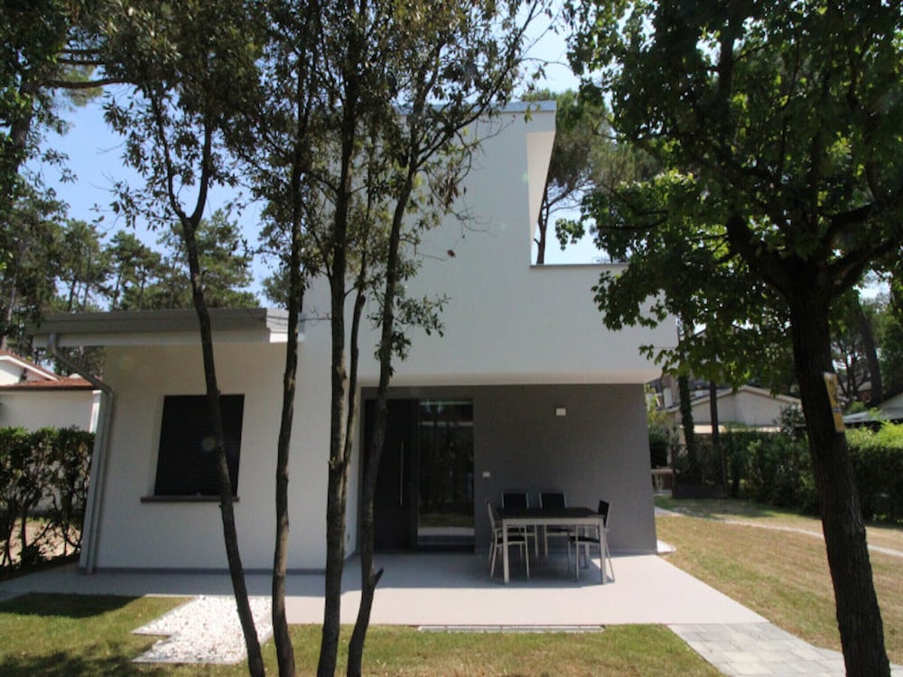 Beautiful Villa Close to the Beach in Lignano Pineta By Beahost Rentals view 2