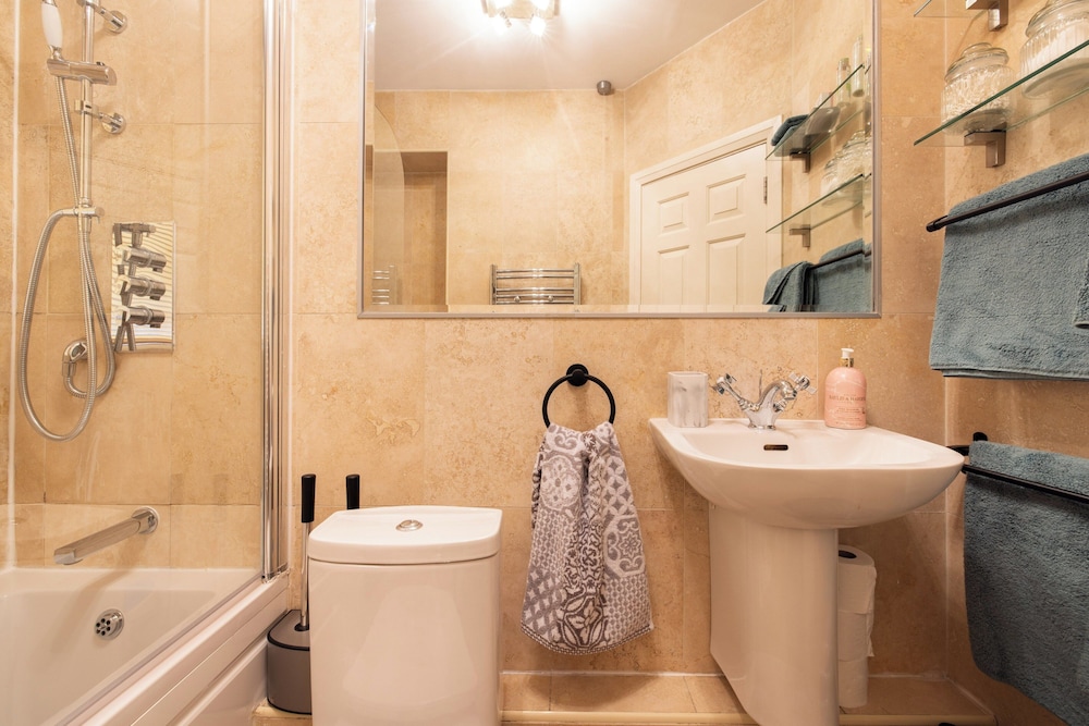 Mayfair 9-bed Townhouse - Sleeps 16, Patio & Ac