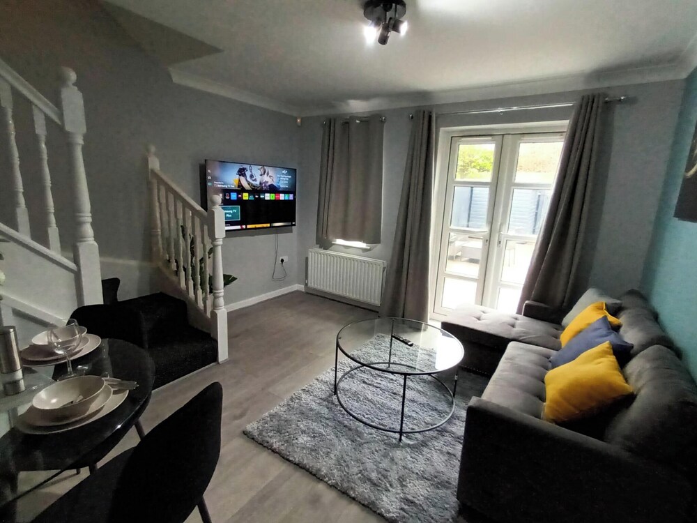 2 Bed House - Sleeps 6 - Parking - Wifi