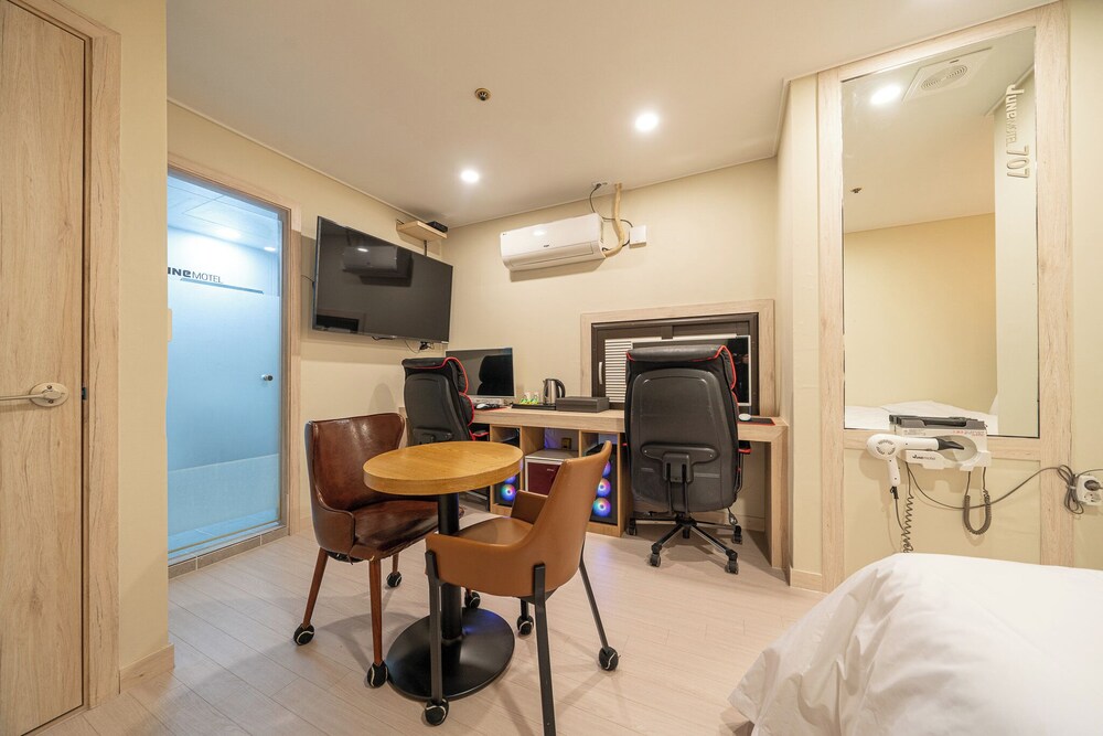 Hwajeong Hotel jun