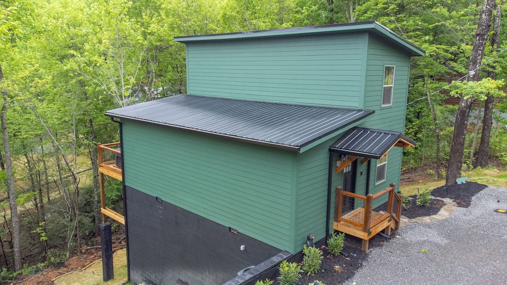 2 Brand New Cabins for Family Retreat