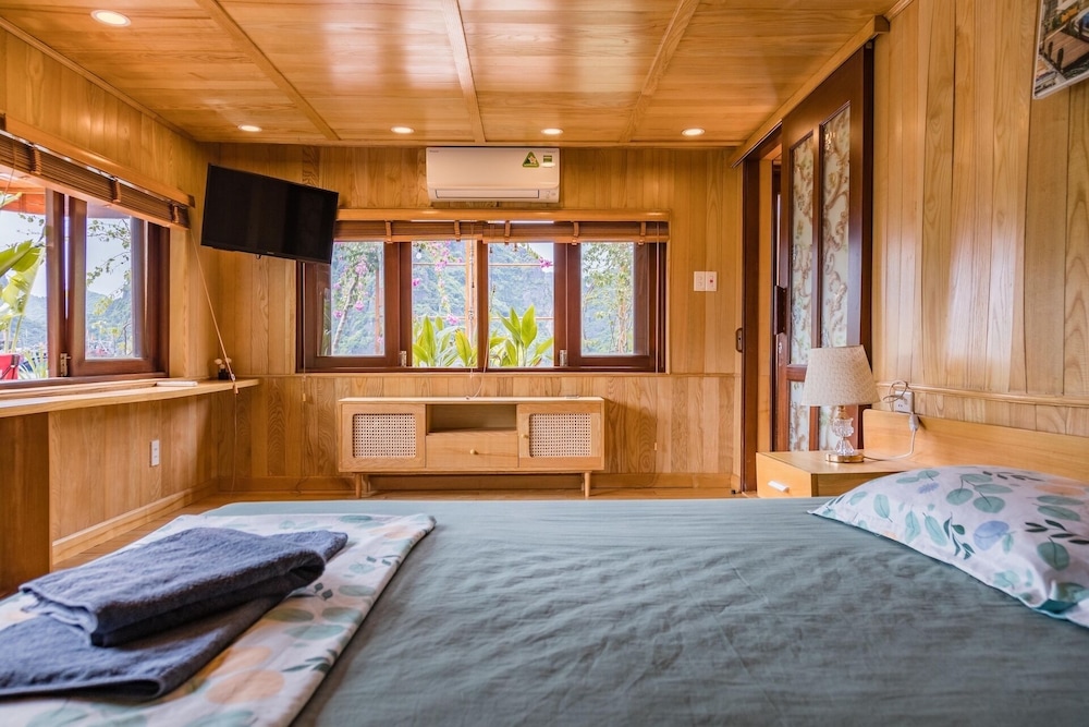 Lan Ha Floating Homestay