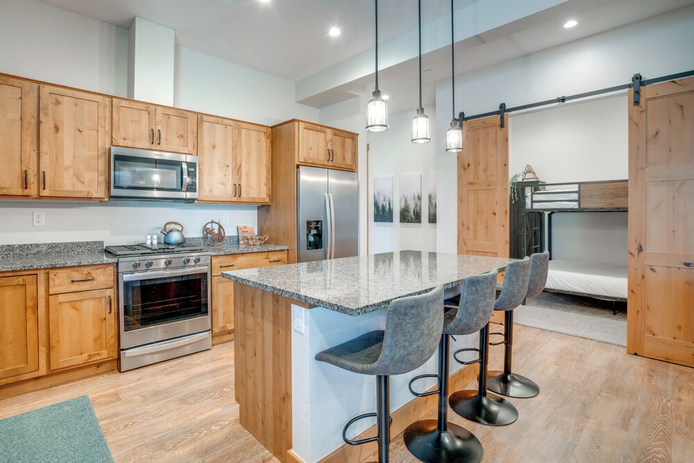 Modern Elk Creek Condo w/ Hot Tub & Heated Floors