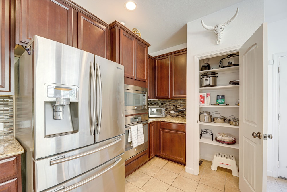 5 Mi to Lake Travis: Pet-friendly Home w/ Yard!