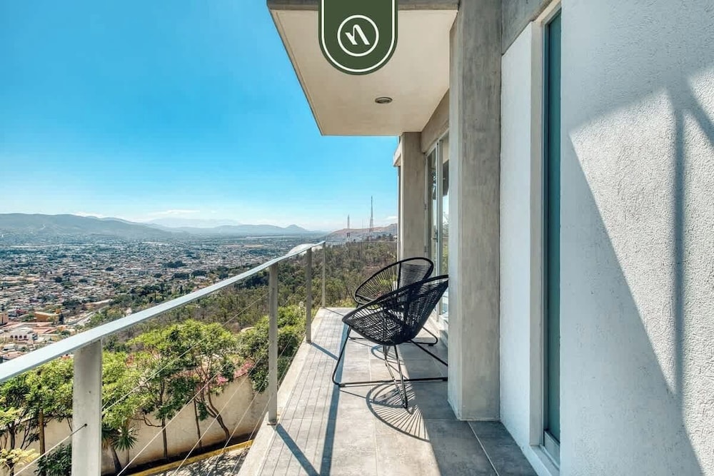 3 BR Condo - Panoramic Views - 5 Min to Downtown