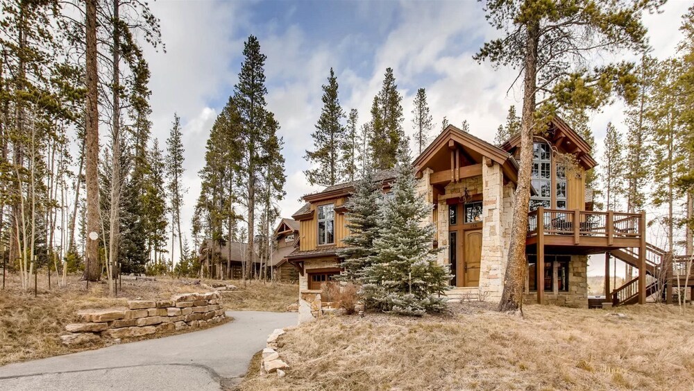 Breck_snowy_point_chalet