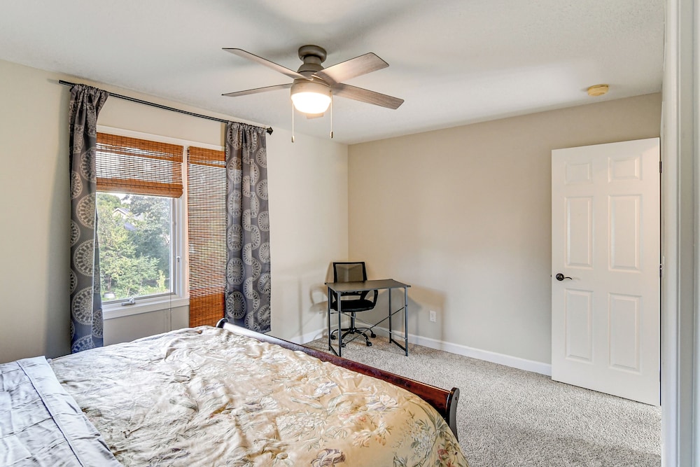 Des Moines Suburb Stay w/ Spacious Layout & Deck!