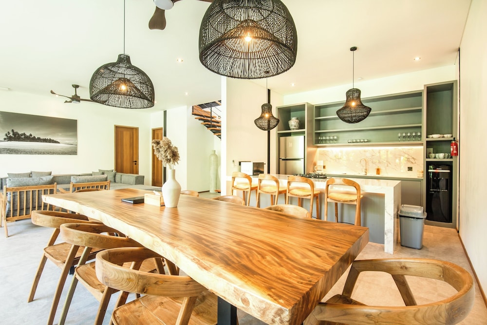 Seaside Escape: 4BR Villa, 190m to Canggu Beach