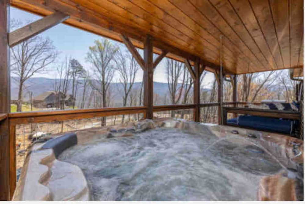 Lux Cabin Smoky Mtn View Dog Friendly Hot Tub