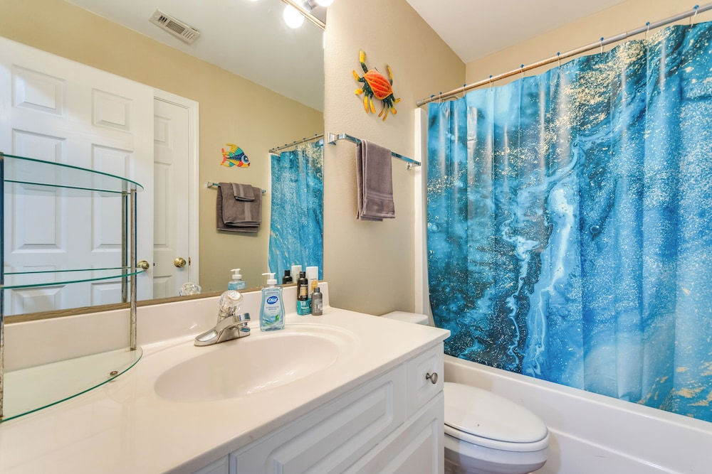 Walk to Beach: Condo in Pensacola w/ Pool Access