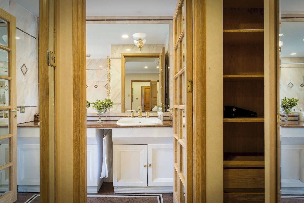Penthouse 3-bed 3-bath on Marble Arch
