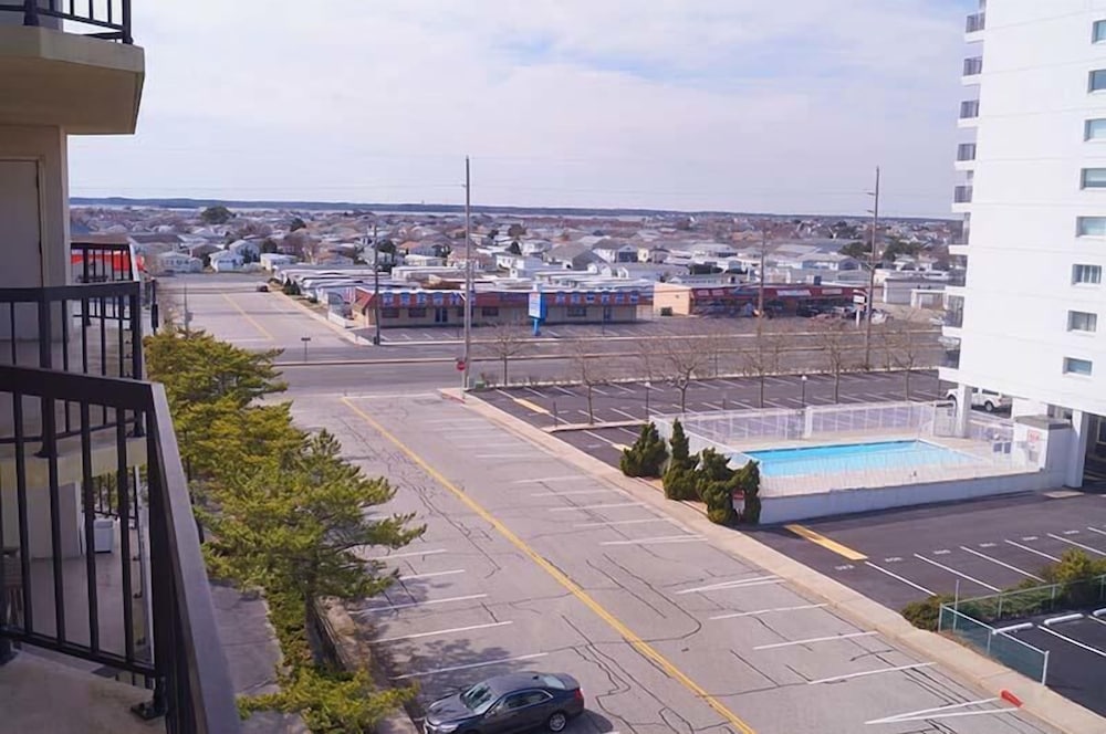Braemar 503N 2 Br condo by RedAwning