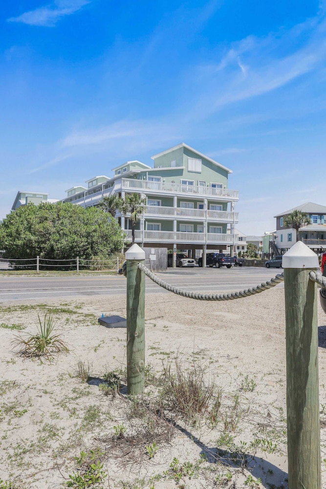 Lagoon Landing 202- Beautifully Decorated Condo With Balcony Pool Steps to Beach Lagoon