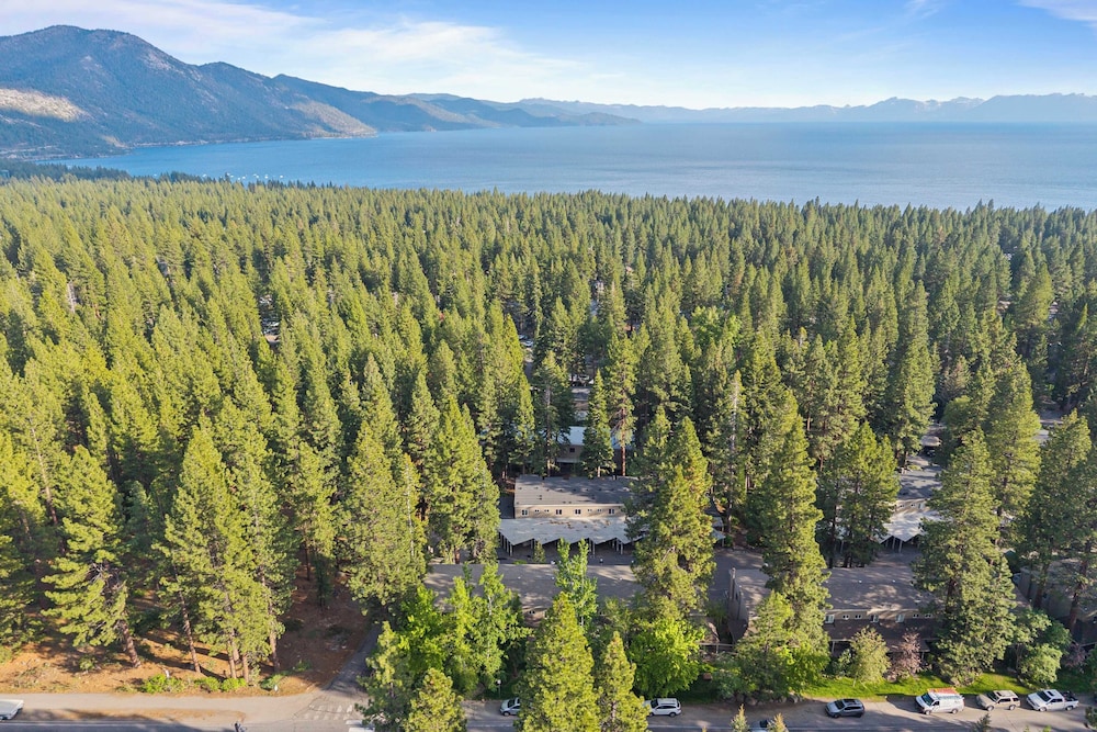 Cozy Forest Hideaway in Incline Village Private Balcony Sierra Solace by Avantstay