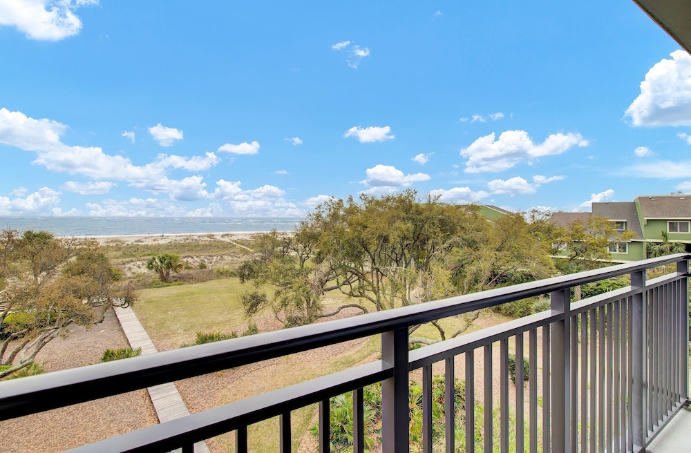 303a Shipwatch by Avantstay Ocean View Shared Pool Boardwalk to Beach