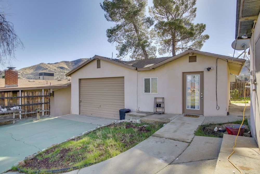 Lake & Mountain Views: Cozy California Stay