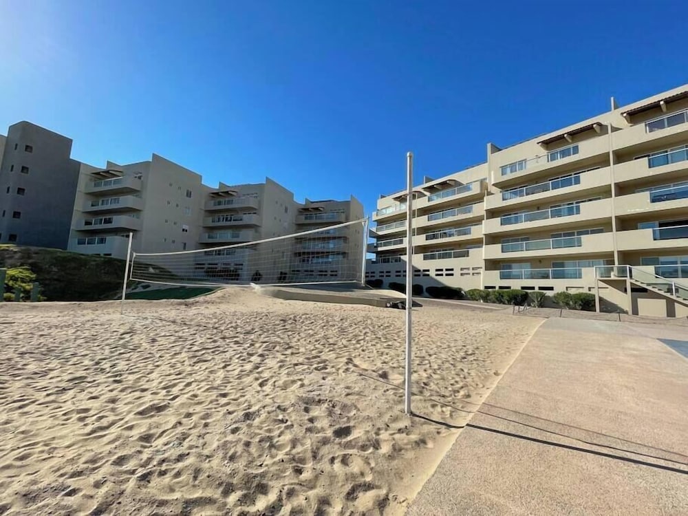 Cozy Condo With Beach Pool Access