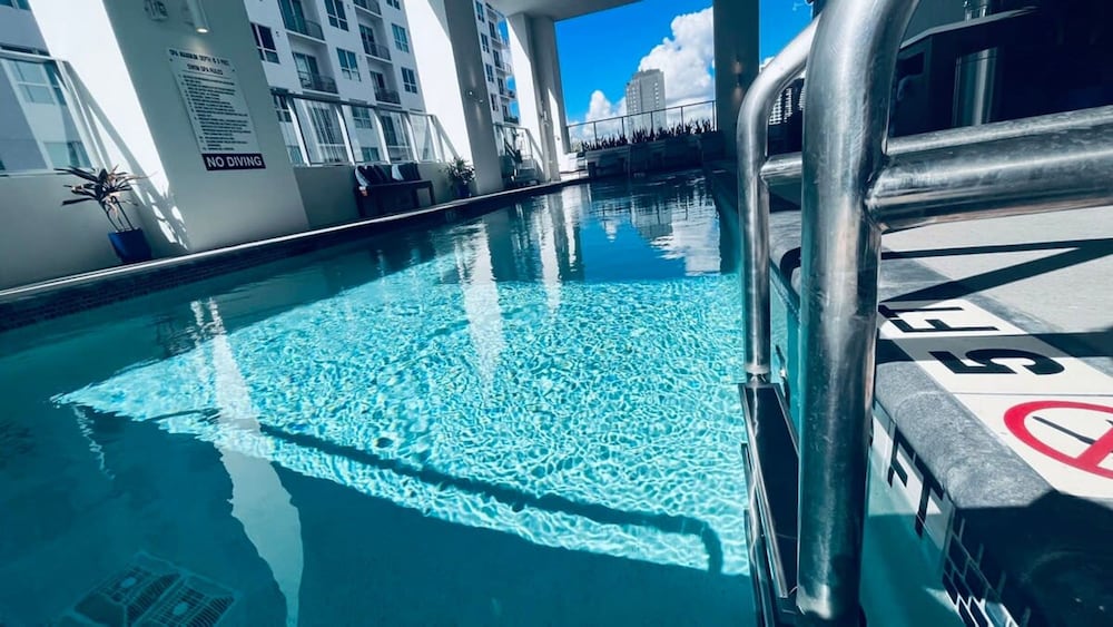 Relax Above Miami Skyline Views Gym Pool