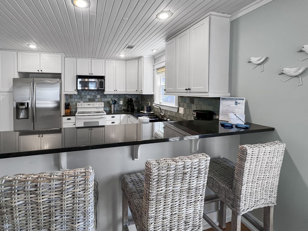 Sandy Toes 2 Bedroom Home by RedAwning view 4