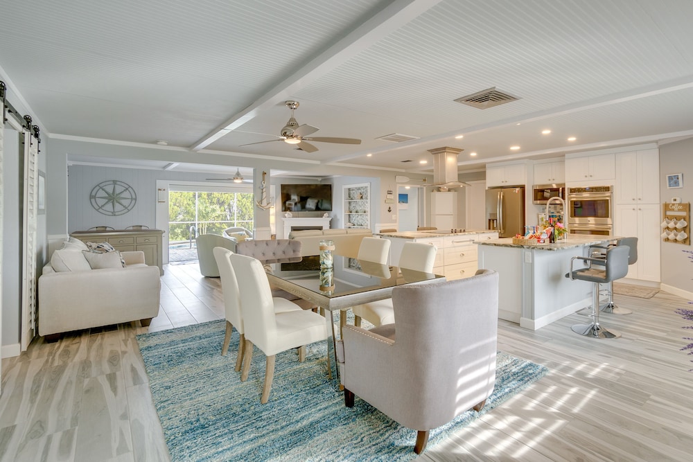 Sarasota Home w/ Pool: 4 Mi to Siesta Key Beach!