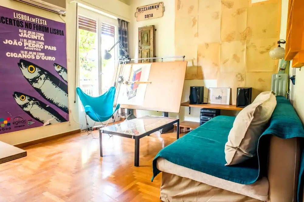 Spacious Apartment Near Parthenon for 6 Persons