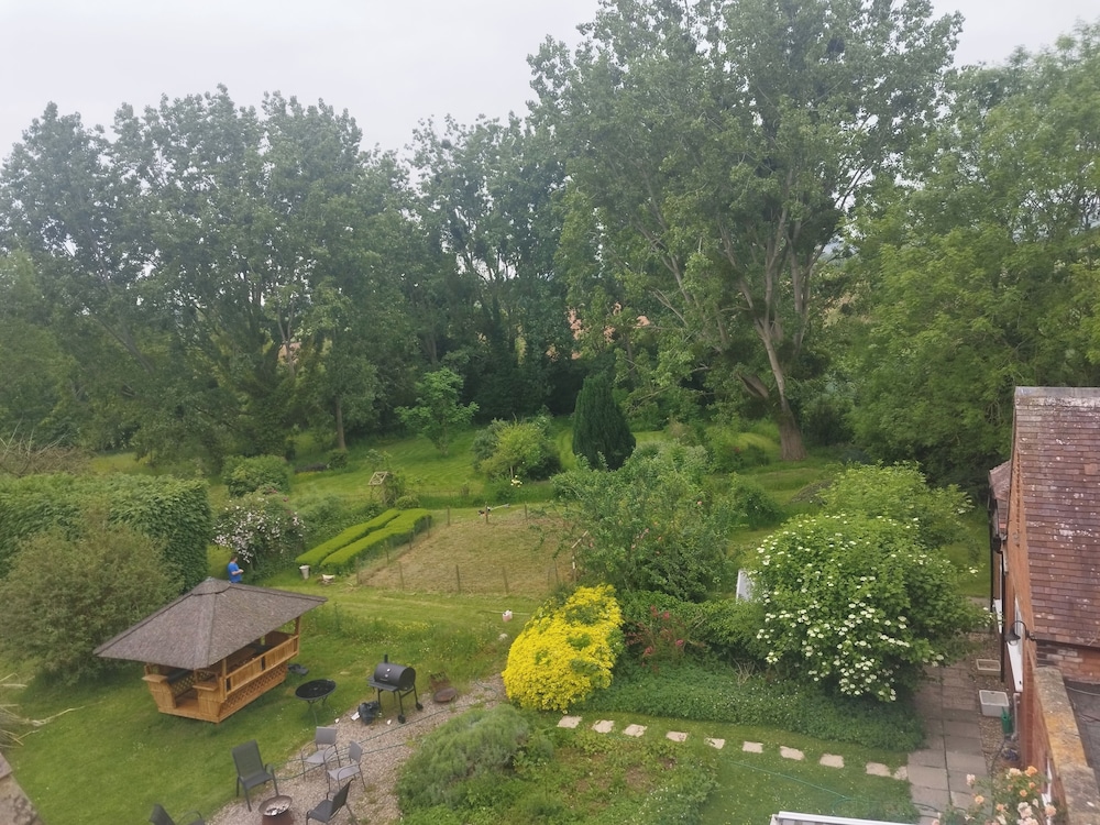 Old School House-2 Bedroom-sleeps 6-large Garden