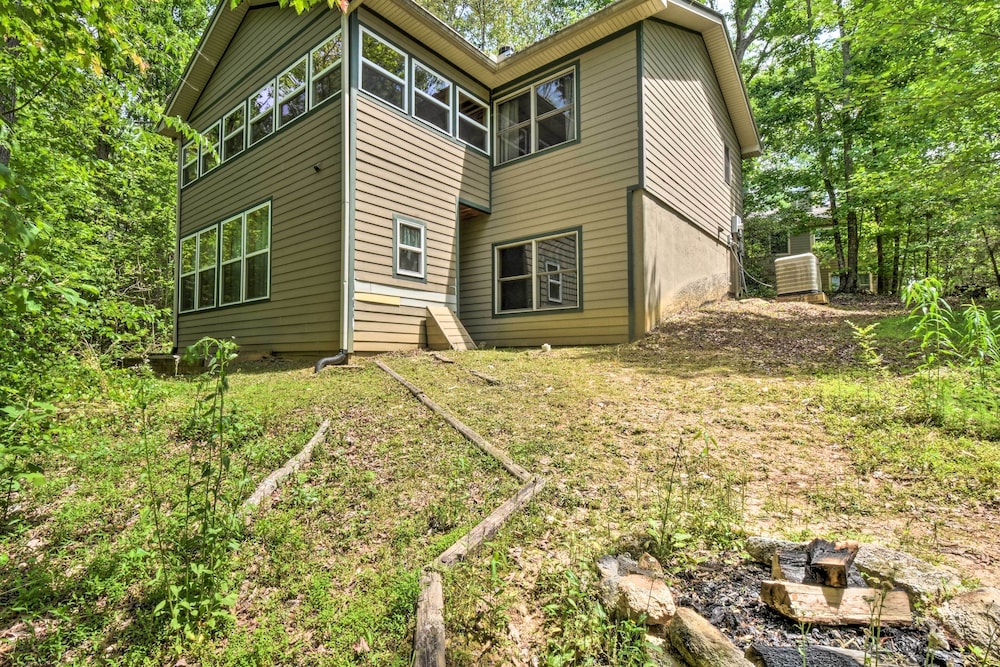 The Apple Dumpling Cabin: Pool Table, Grill view 3
