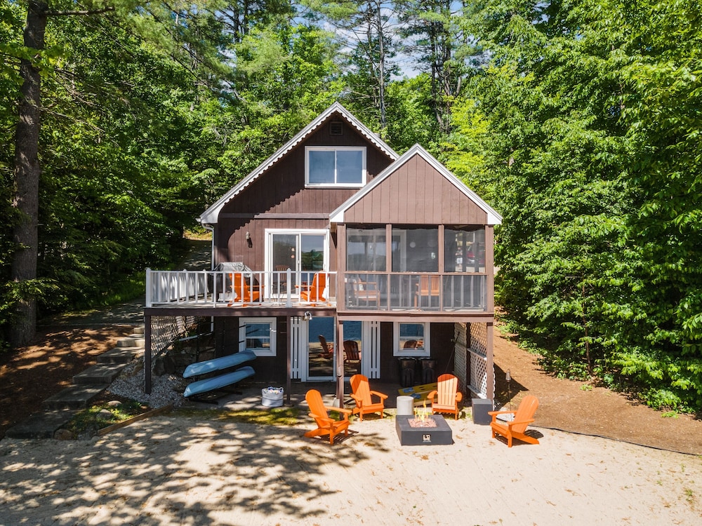 Idyllic Lakeside Getaway 4 Bedroom Home by RedAwning