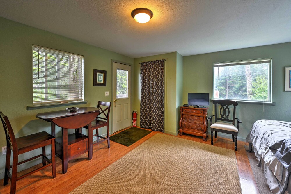 Seward Studio w/ Deck, Outdoor Dining & Mtn Views! view 3