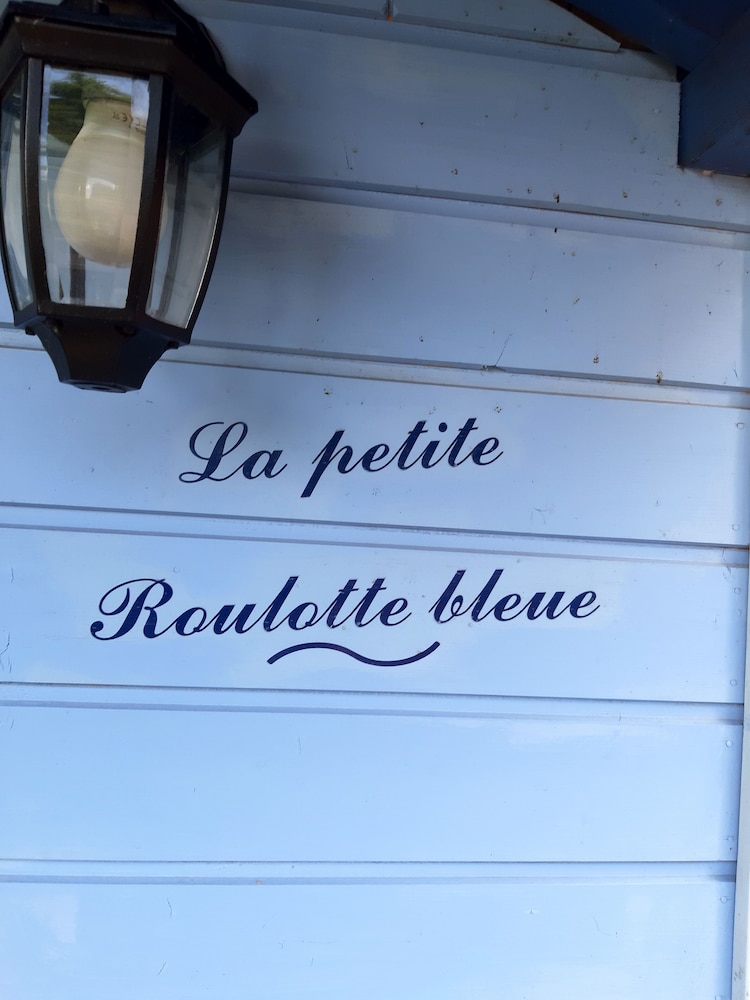 Cozy Little Blue Caravan in Scy Belgique