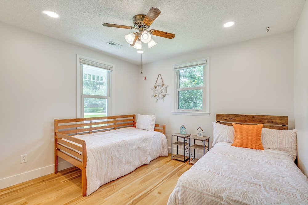 4 Mi to Radio Island Beach: Family Cottage