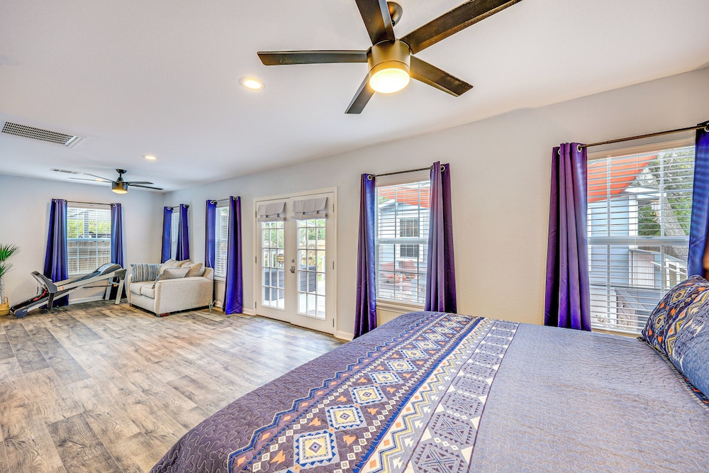 3 Mi to Dtwn: Cozy San Antonio Home w/ Casita!