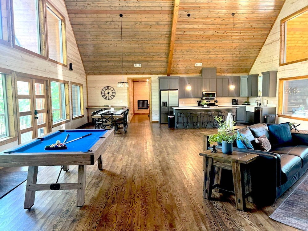 Whispering Winds Luxury Cabin in Hochatown