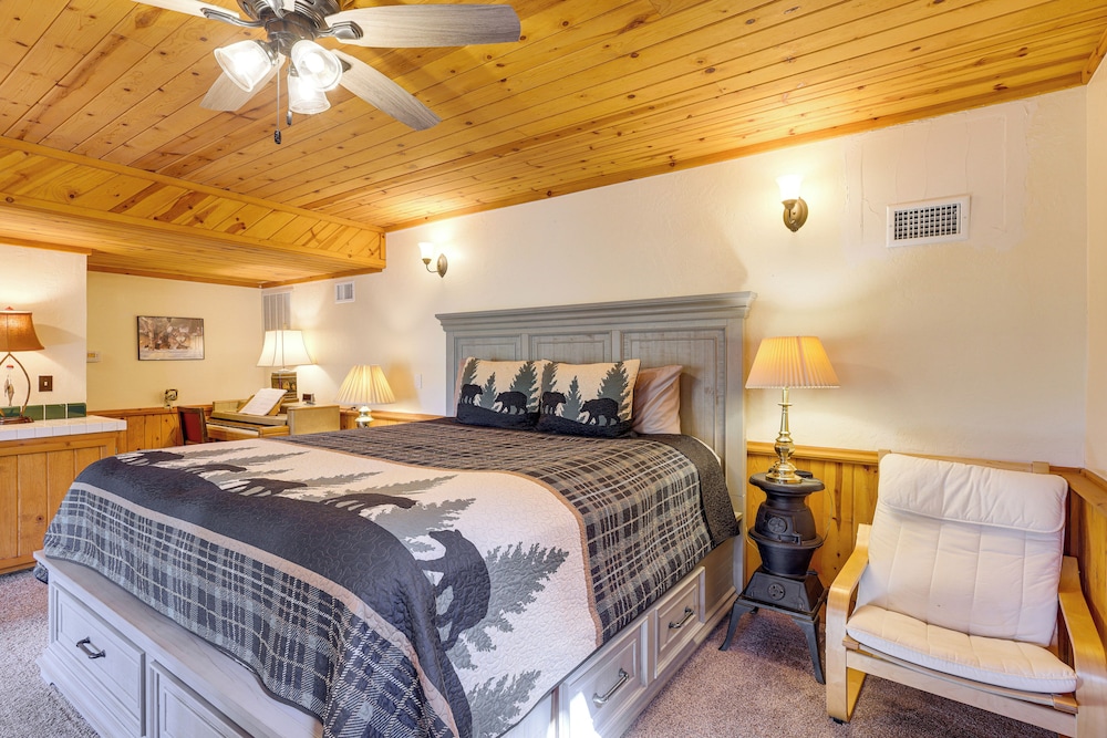 1 Mi to Skiing: Mtn-view Cabin in Big Bear Lake