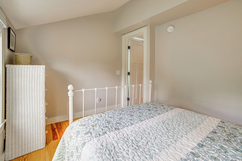 Charming Cavendish Cottage: All-season Retreat! view 3