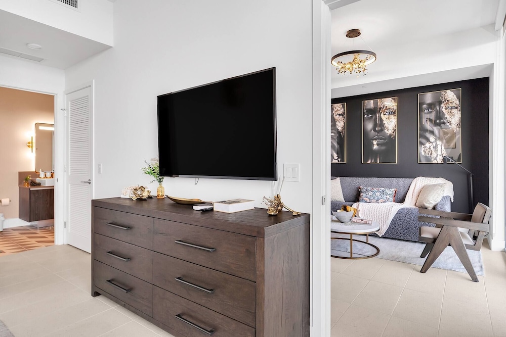 Penthouse 1BR Breathtaking City & Water Views