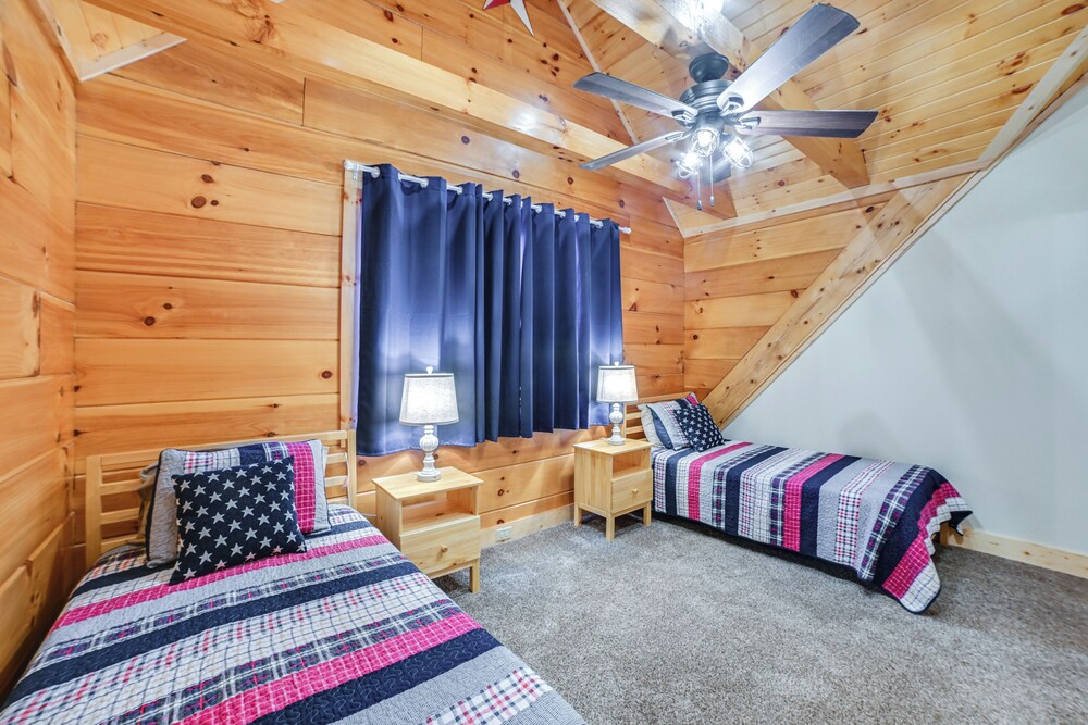 Large Deck & Shared Dock: Cabin on Kentucky Lake!
